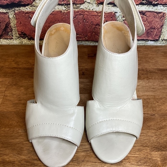 Marc Fisher Soft Leather Neutral Peep Toe Sling Back Heeled Sandals Size 7 - Picture 6 of 17